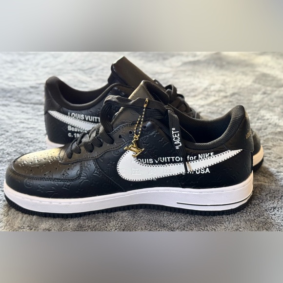 Embroidered sneakers - Picture 4 of 5